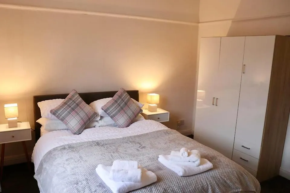 Entire Family Vacation Home . Wifi . Free Parking Λιντς Διαμέρισμα