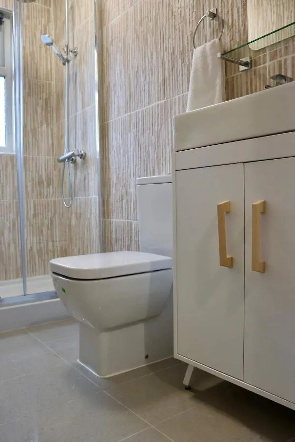 Entire Family Vacation Home . Wifi . Free Parking Λιντς