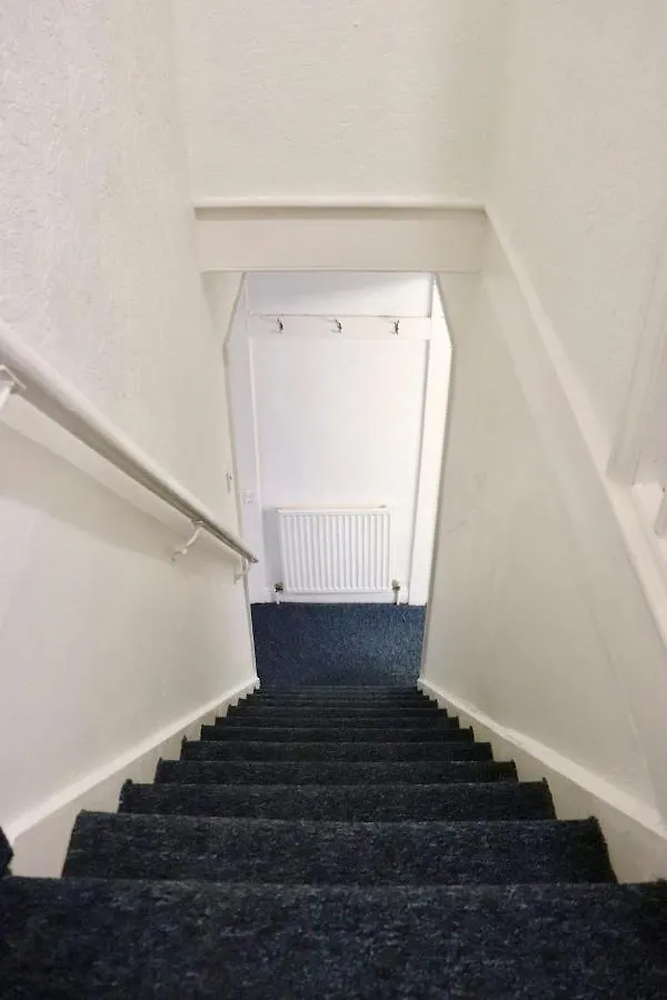 Entire Family Vacation Home . Wifi . Free Parking Λιντς Διαμέρισμα