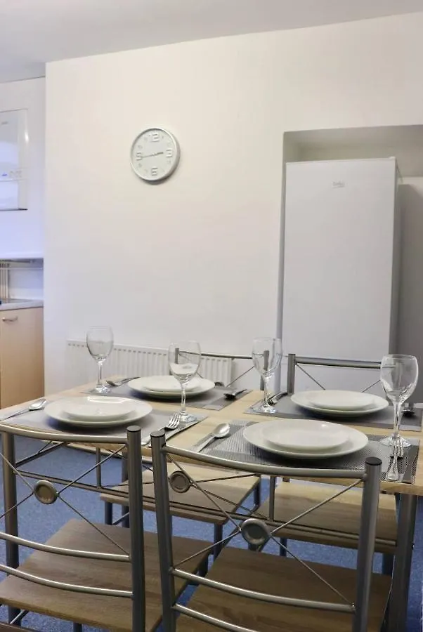 Entire Family Vacation Home . Wifi . Free Parking Λιντς Διαμέρισμα