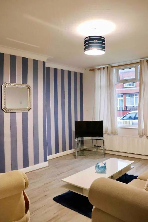 Entire Family Vacation Home . Wifi . Free Parking Λιντς Διαμέρισμα