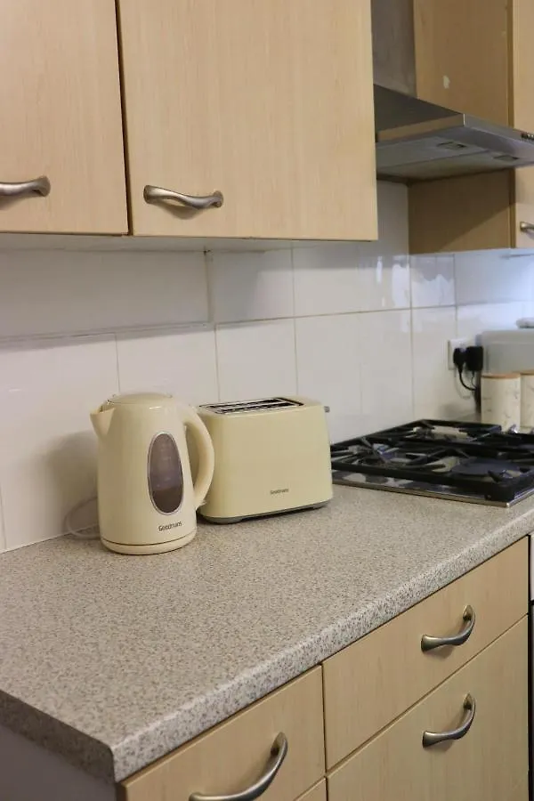 Entire Family Vacation Home . Wifi . Free Parking Λιντς