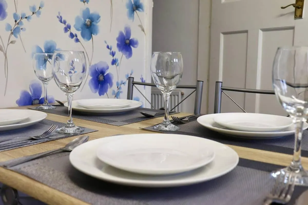 Entire Family Vacation Home . Wifi . Free Parking Λιντς